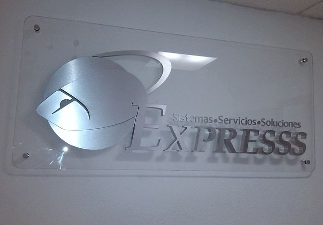 Logo en Aluminio cepillado plata