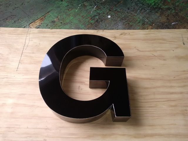 Letra Armada en aluminio Negro
