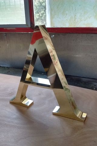 letra armada en aluminio Dorado brillante