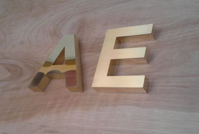 Letras armadas en lamina de laton