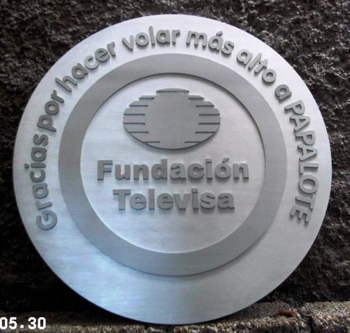 Logo en corte de alum. con letras pegadas