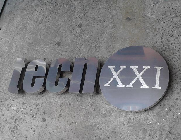 Logo Armado en Acero Brillante