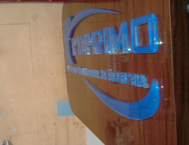 Logo en Acrilico con cantos pulidos
