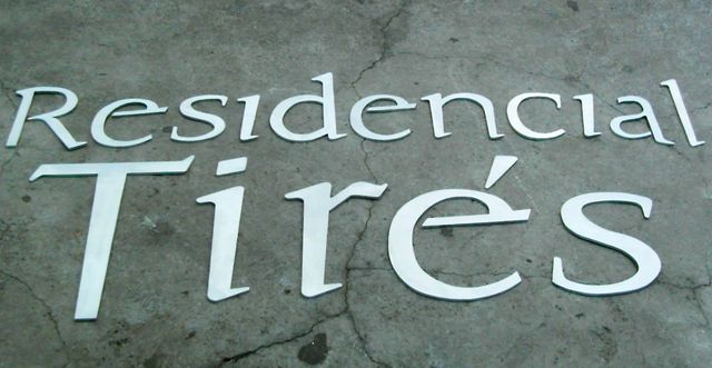letras cortadas en Lamina de Alum. de .6mm.