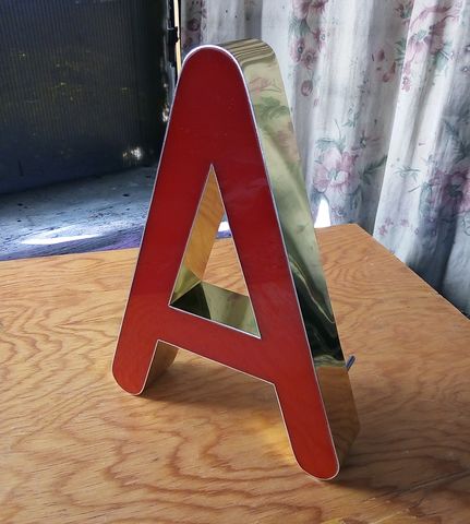 Letra en Acrilico con Aluminio dorado