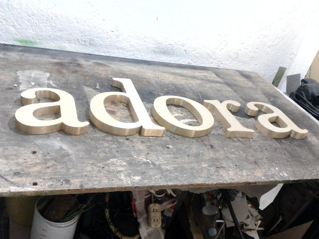 letras armadas en lamina de laton