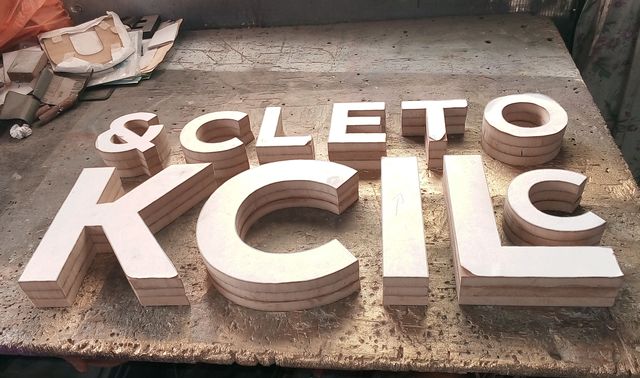 Corte de Letras en Madera